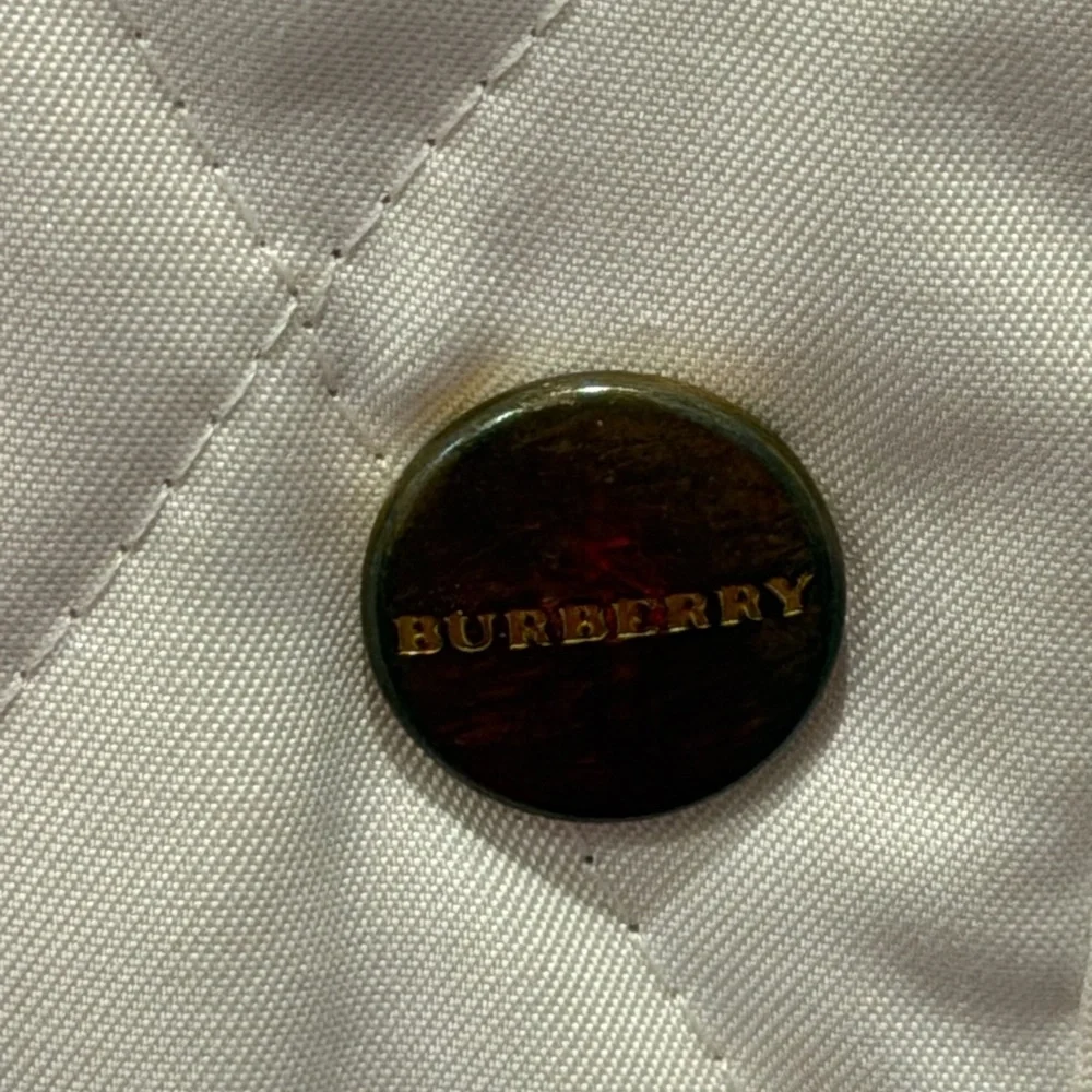 Burberry White Quilted Puffer Jacket - Picture 6 of 7